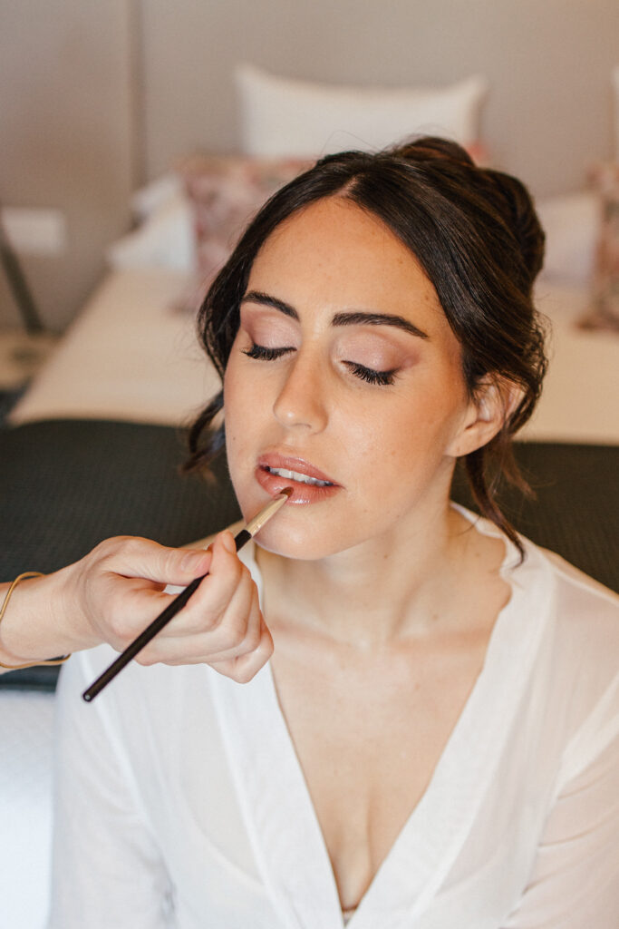 mallorca-finca-brautstyling-getting-ready.jpg Braut beim Getting Ready in lichtdurchflutetem Raum einer mallorquinischen Finca, natürliches Styling