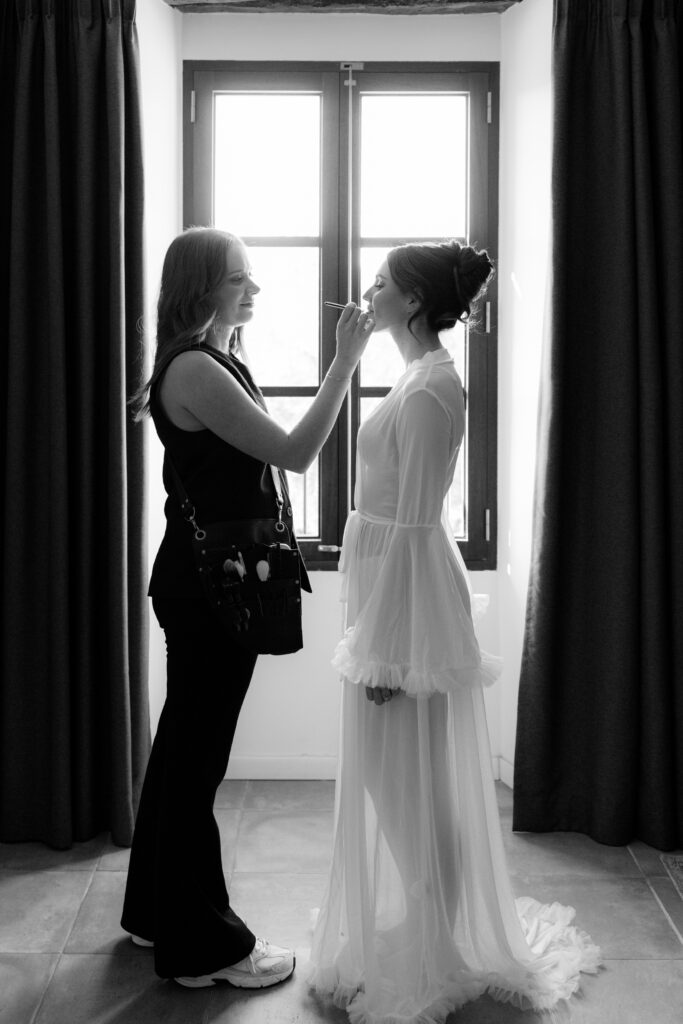 mallorca-finca-brautstyling-getting-ready.jpg Braut beim Getting Ready in lichtdurchflutetem Raum einer mallorquinischen Finca, natürliches Styling