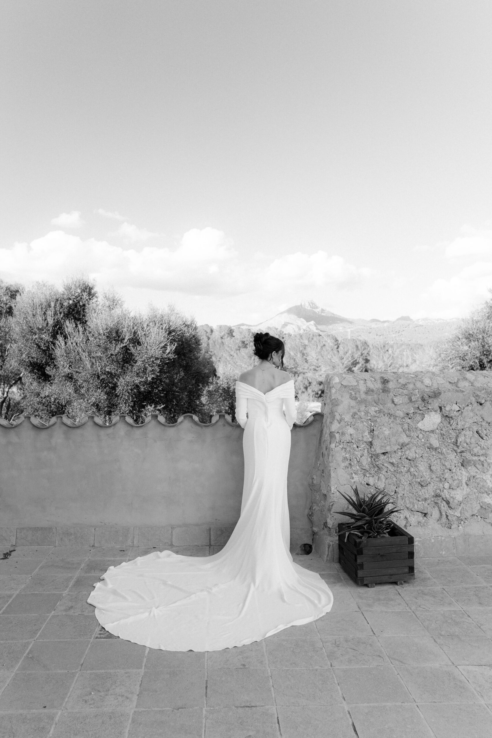 braut-makeup-check-hochzeitsfotograf.jpg Stylistin prüft Braut-Makeup kurz vor Fotoshooting auf mediterraner Finca-Hochzeit