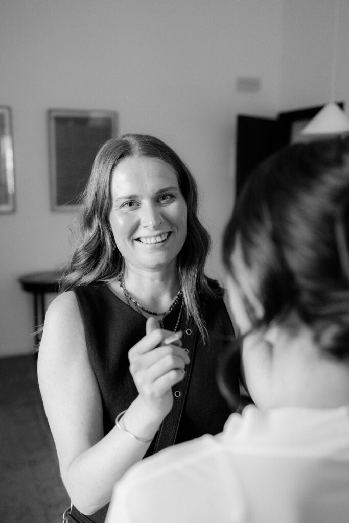 mallorca-finca-brautstyling-getting-ready.jpg Braut beim Getting Ready in lichtdurchflutetem Raum einer mallorquinischen Finca, natürliches Styling