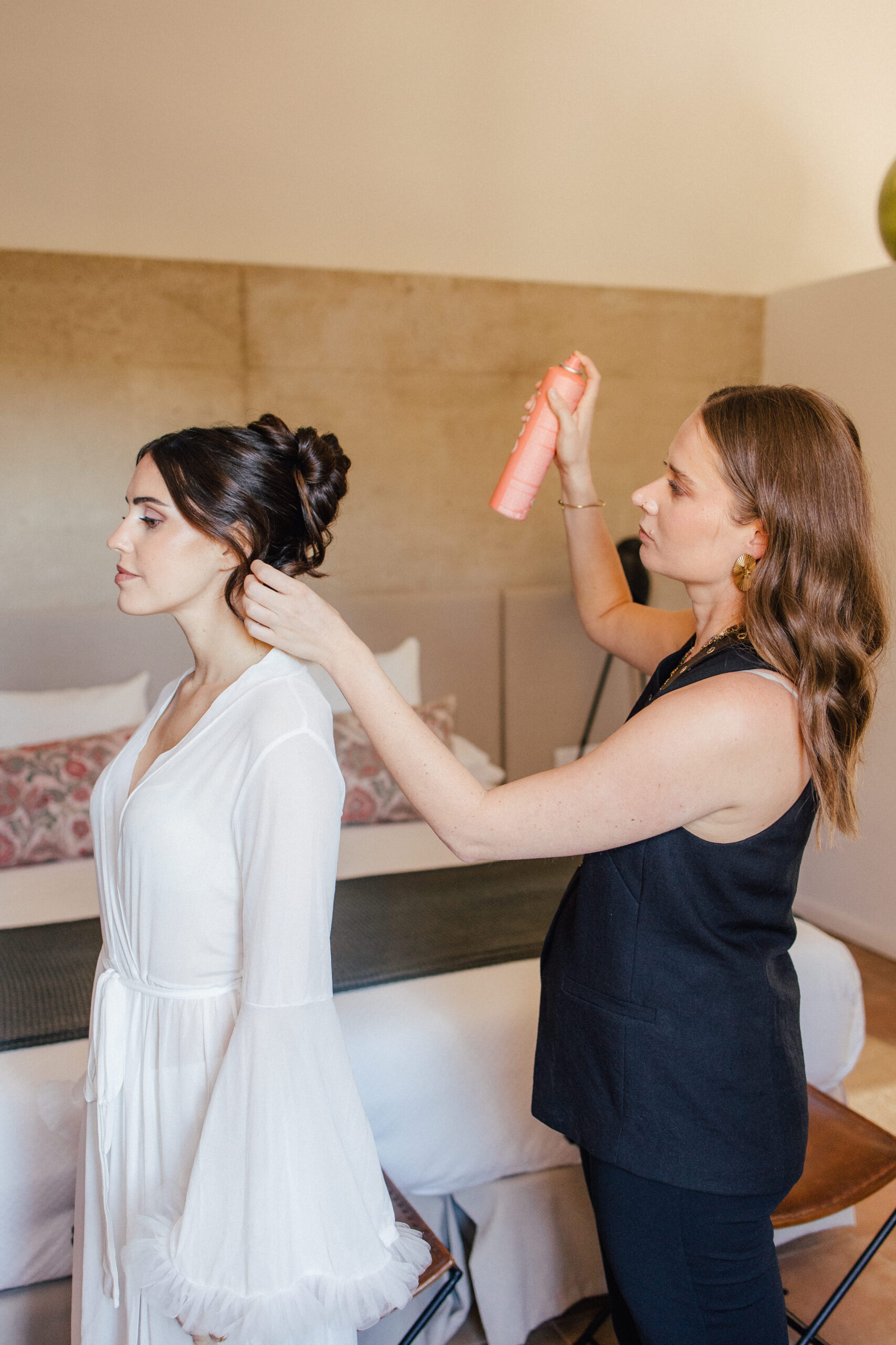 mallorca-finca-brautstyling-getting-ready.jpg Braut beim Getting Ready in lichtdurchflutetem Raum einer mallorquinischen Finca, natürliches Styling