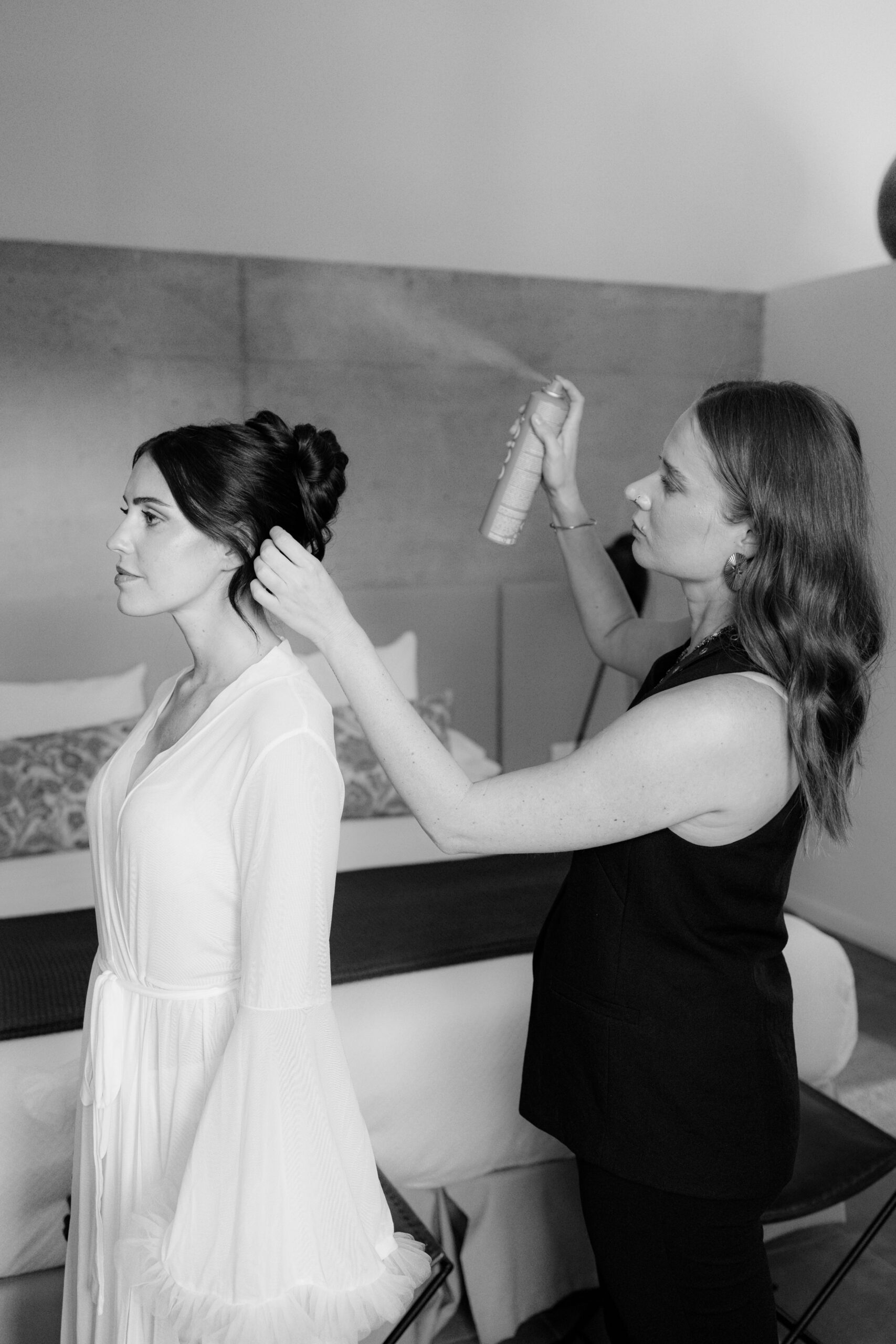 mallorca-finca-brautstyling-getting-ready.jpg Braut beim Getting Ready in lichtdurchflutetem Raum einer mallorquinischen Finca, natürliches Styling