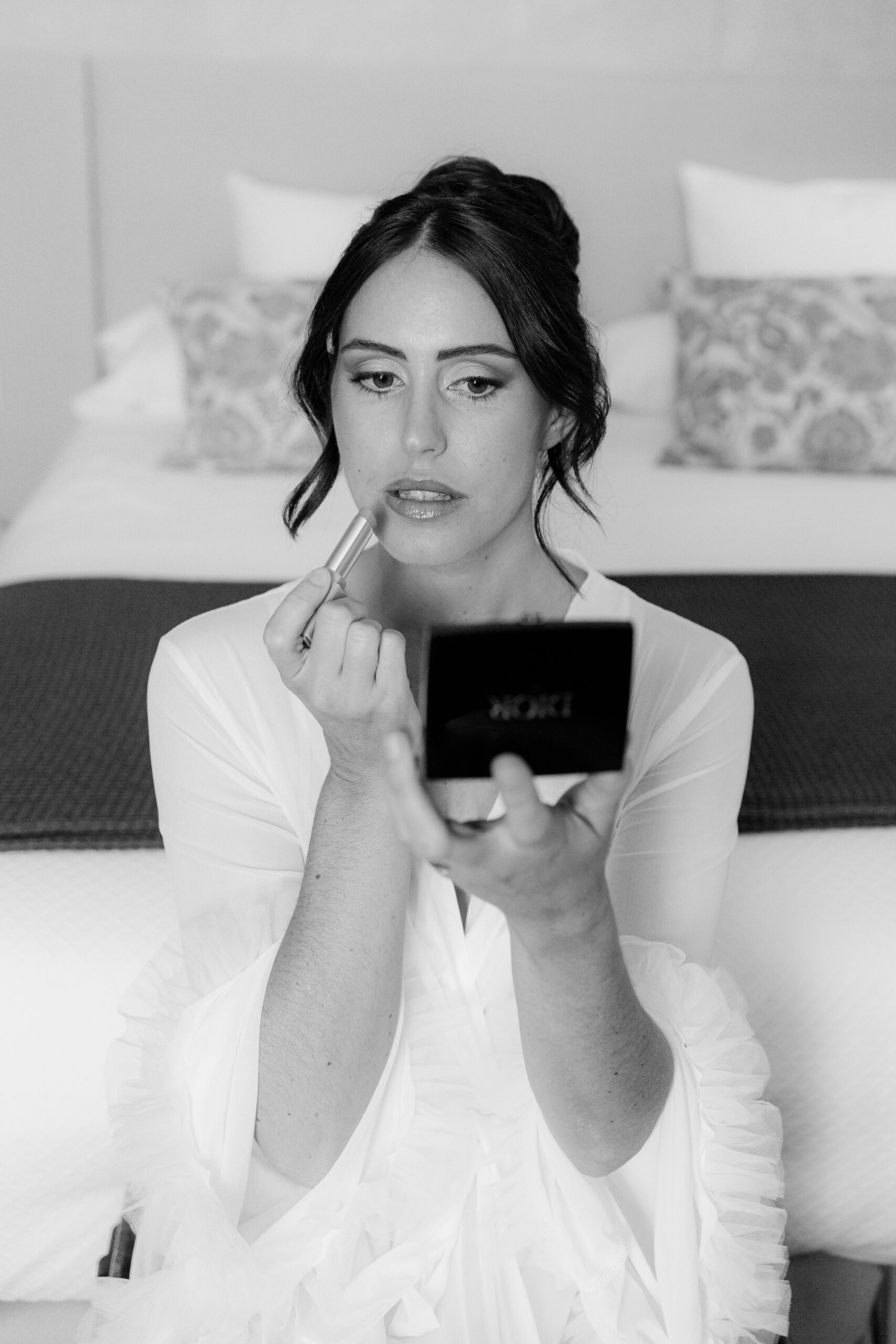 mallorca-finca-brautstyling-getting-ready.jpg Braut beim Getting Ready in lichtdurchflutetem Raum einer mallorquinischen Finca, natürliches Styling