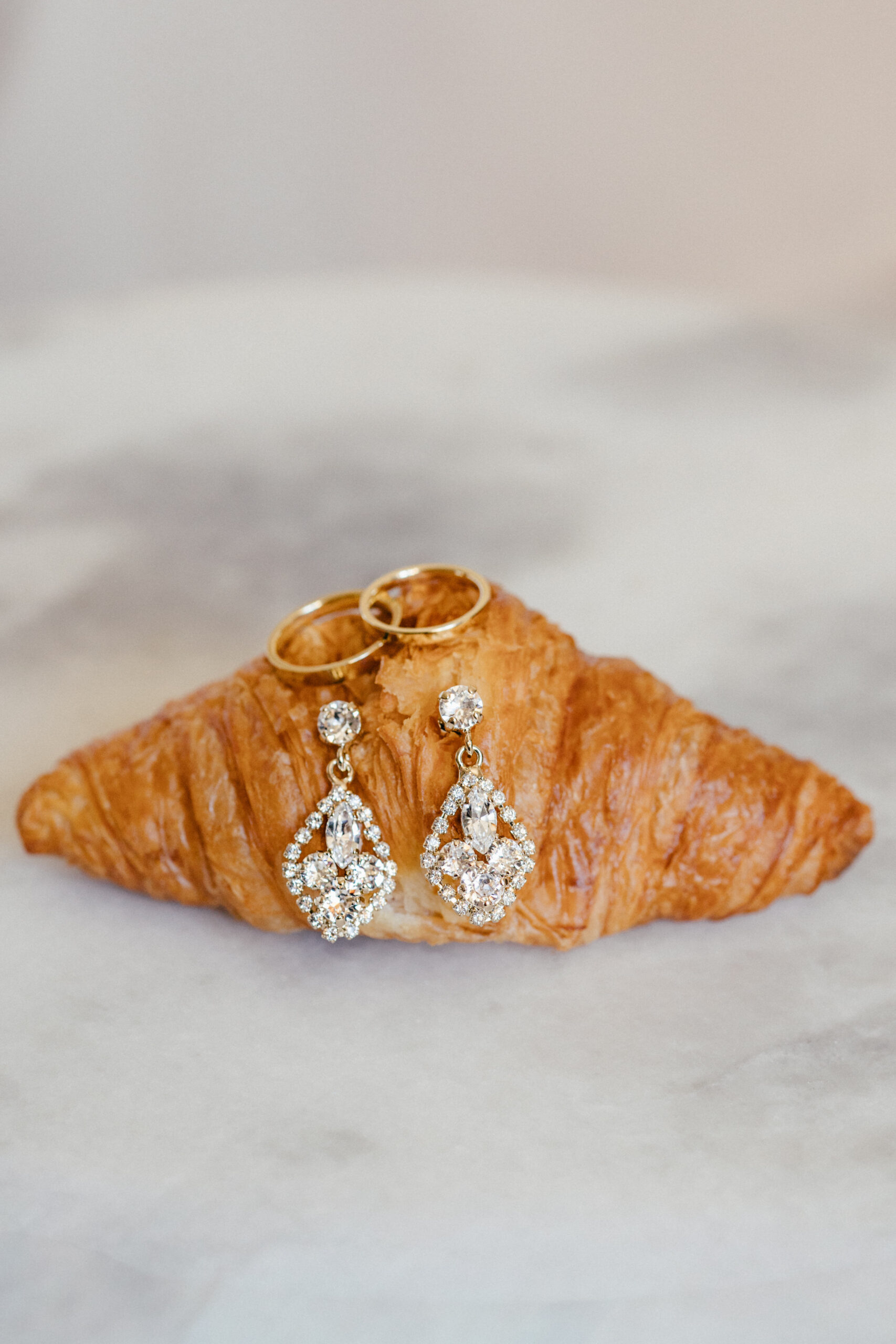 braut-makeup-mallorca-luxus-hochzeit.jpg Detailaufnahme professionelles Braut-Makeup mit hochwertigen Produkten für Destination Wedding auf Mallorca