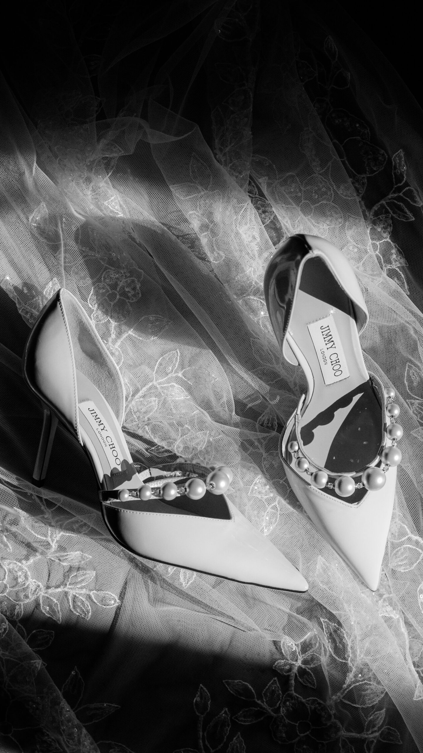 mallorca-finca-brautstyling-getting-ready.jpg Braut beim Getting Ready in lichtdurchflutetem Raum einer mallorquinischen Finca, natürliches Styling